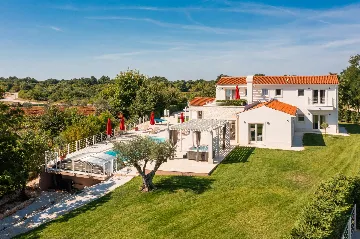 Modern Villa with Heated Pool in Režanci