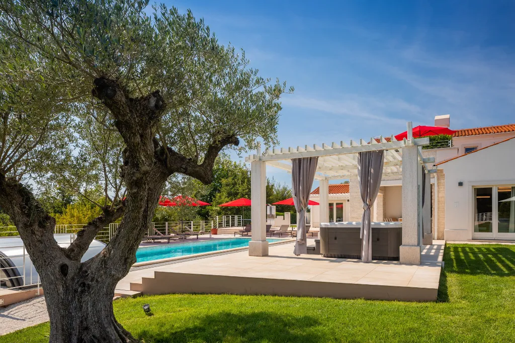 Modern Villa with Heated Pool in Režanci