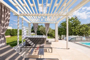 Modern Villa with Heated Pool in Režanci