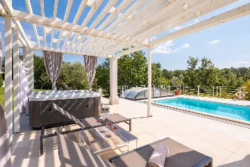 Modern Villa with Heated Pool in Režanci