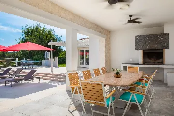Modern Villa with Heated Pool in Režanci