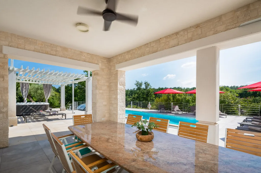 Modern Villa with Heated Pool in Režanci
