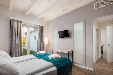 Modern Villa with Heated Pool in Režanci