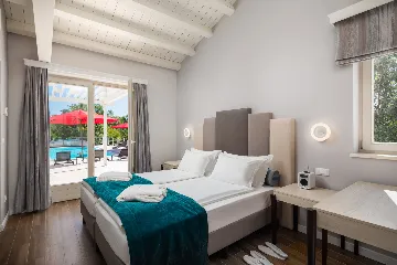 Modern Villa with Heated Pool in Režanci