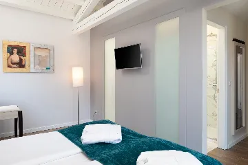 Modern Villa with Heated Pool in Režanci