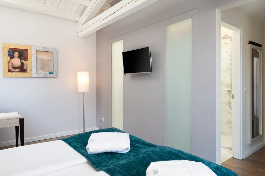 Modern Villa with Heated Pool in Režanci