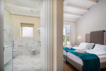 Modern Villa with Heated Pool in Režanci