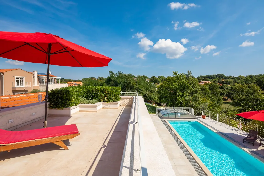 Modern Villa with Heated Pool in Režanci