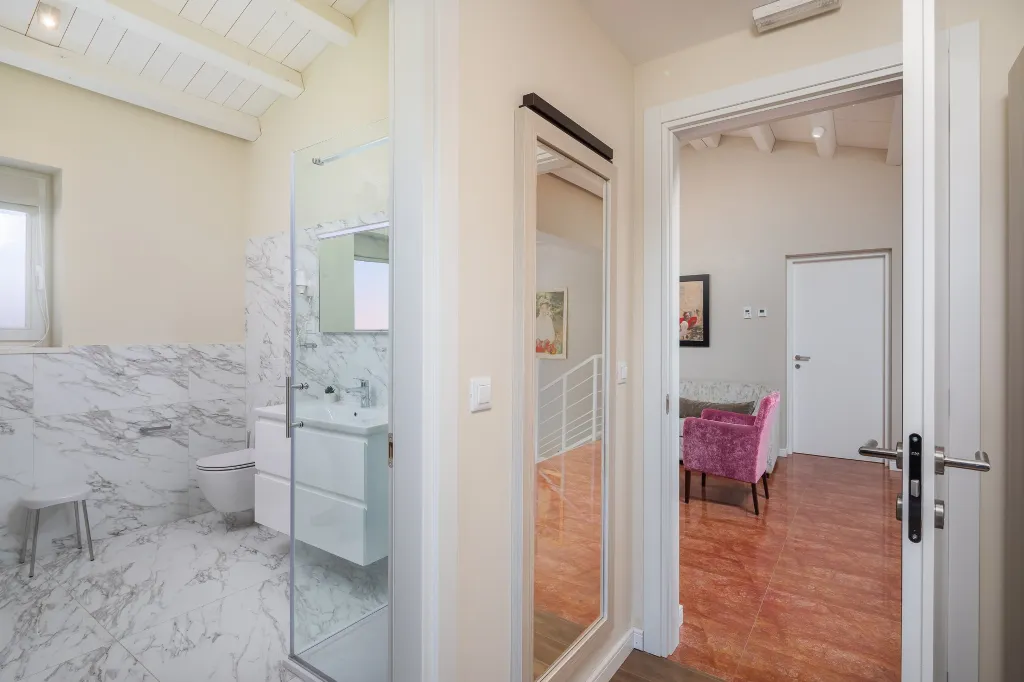 Modern Villa with Heated Pool in Režanci