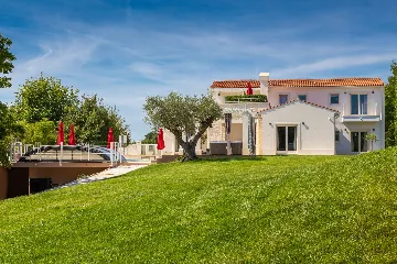 Modern Villa with Heated Pool in Režanci