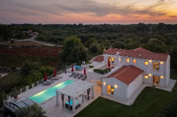 Modern Villa with Heated Pool in Režanci
