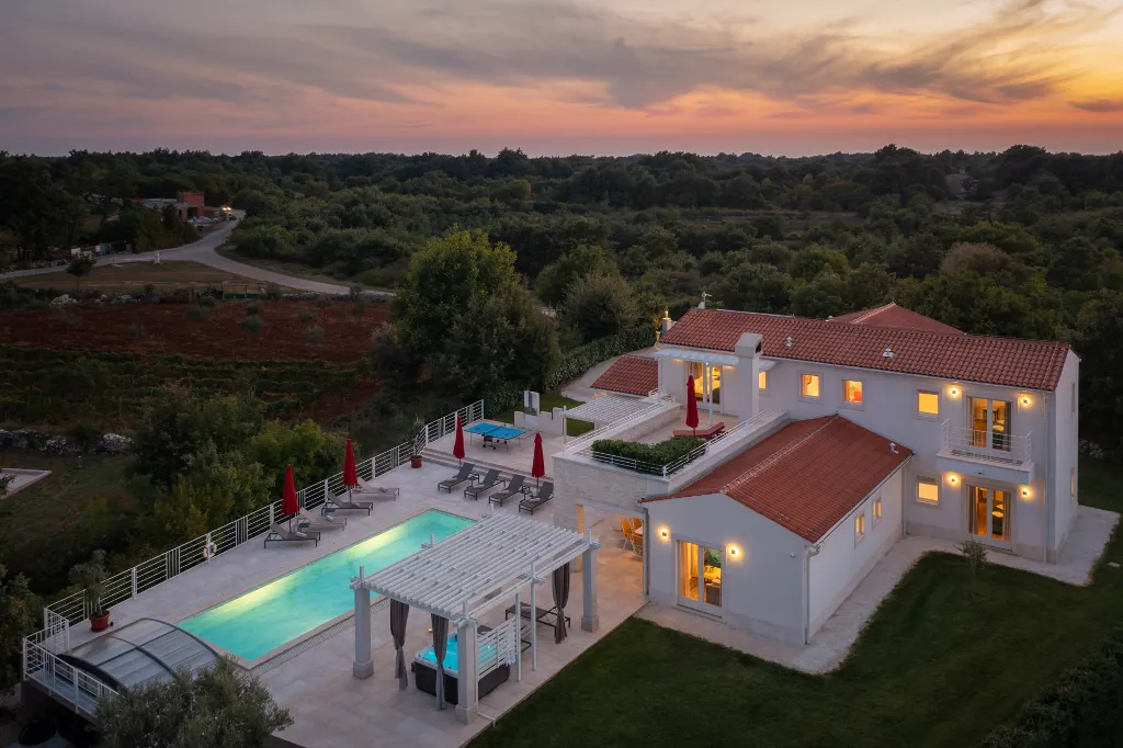 Modern Villa with Heated Pool in Režanci