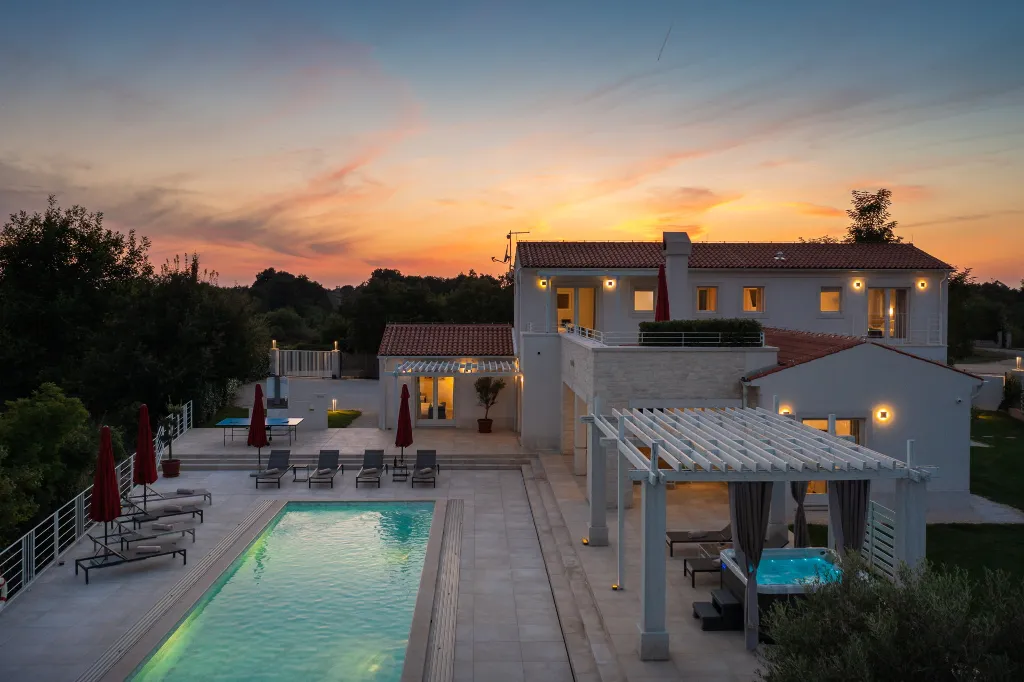 Modern Villa with Heated Pool in Režanci
