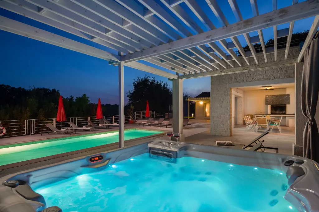 Modern Villa with Heated Pool in Režanci