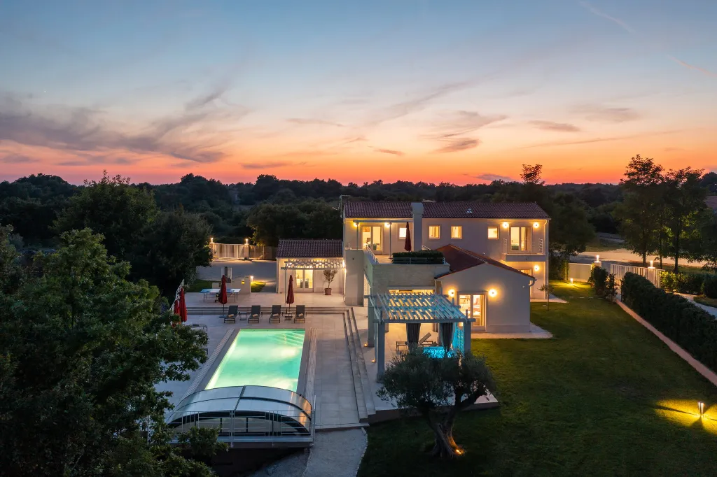 Modern Villa with Heated Pool in Režanci
