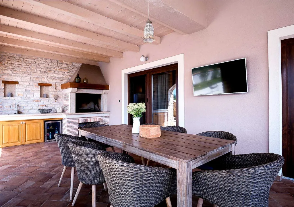 Family Villa with Pool, Tennis & Spa near Krnica