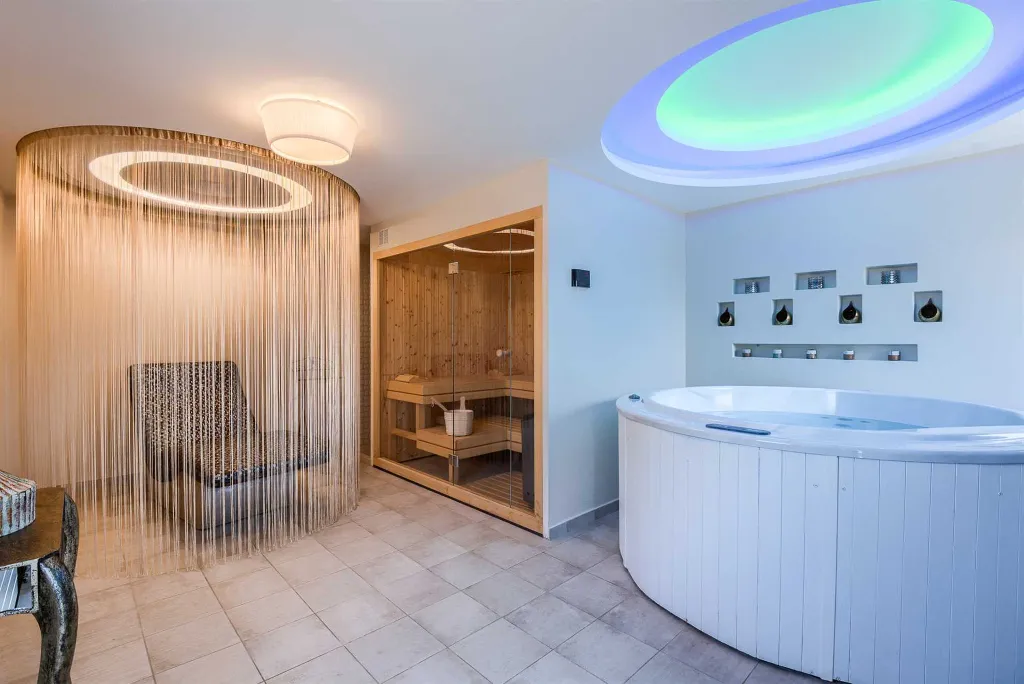 Family Villa with Pool, Tennis & Spa near Krnica