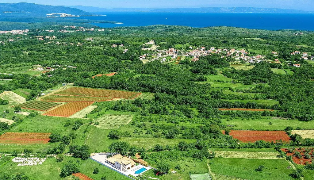 Family Villa with Pool, Tennis & Spa near Krnica