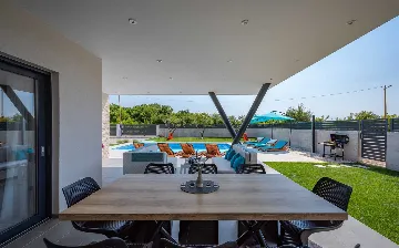 Family Villa with Heated Pool in Krnica