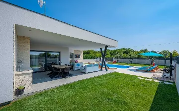 Family Villa with Heated Pool in Krnica