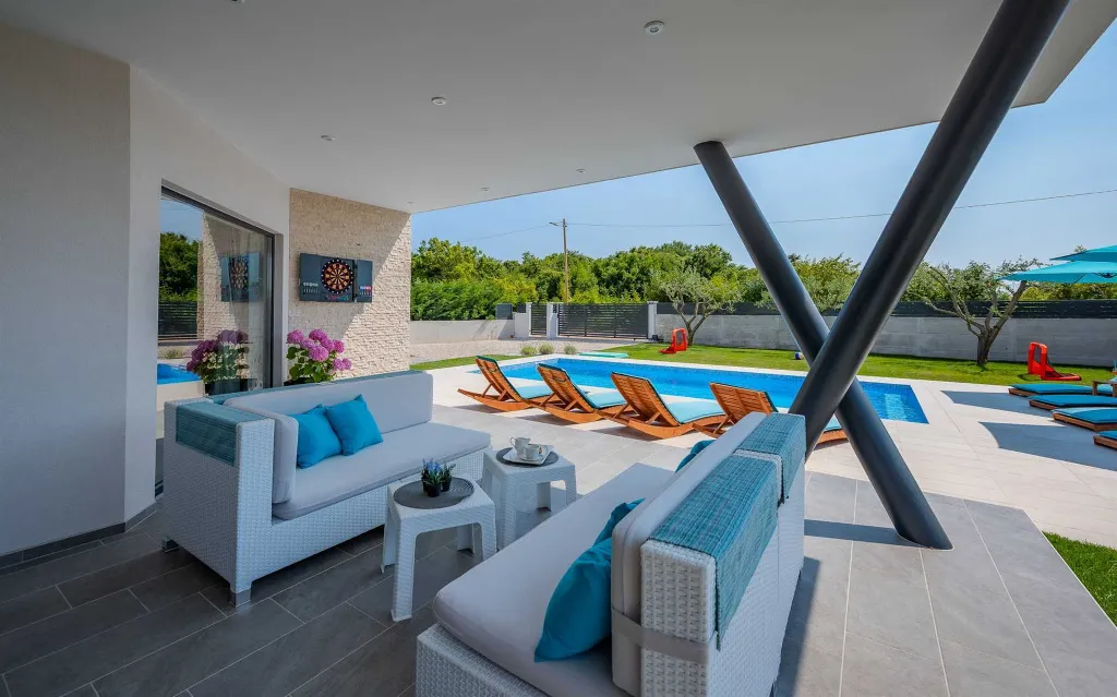 Family Villa with Heated Pool in Krnica