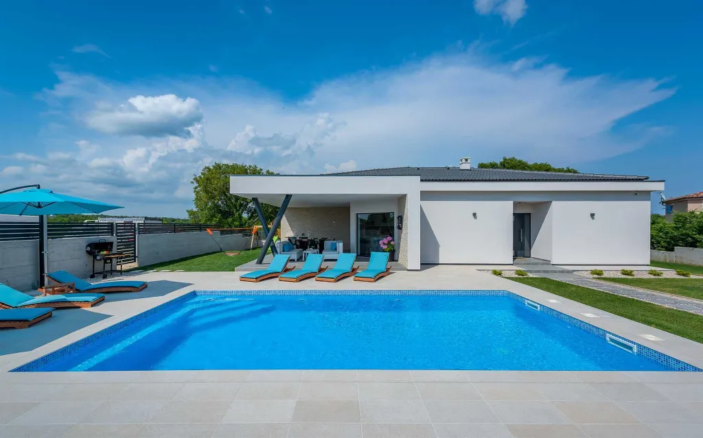 Family Villa with Heated Pool in Krnica