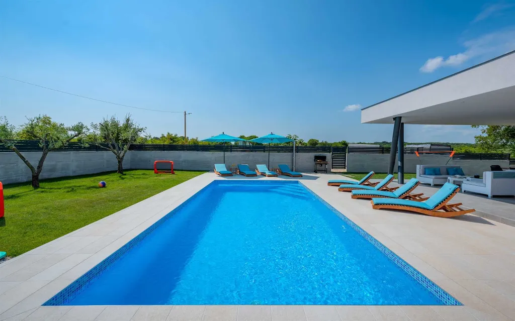 Family Villa with Heated Pool in Krnica