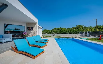 Family Villa with Heated Pool in Krnica