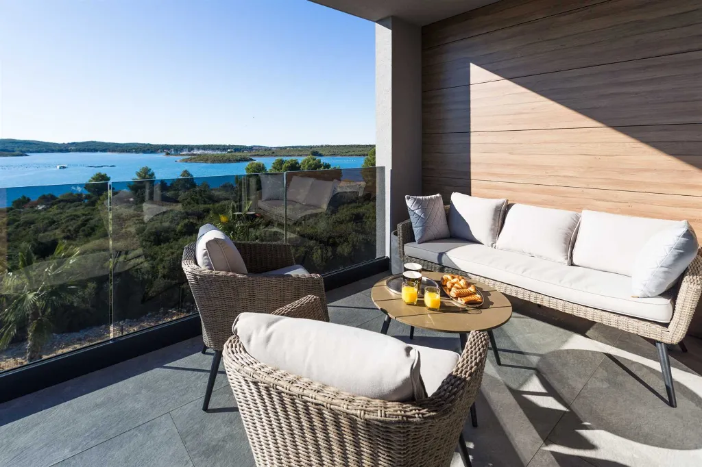 Modern 5-Bedroom Villa with Pool in Medulin