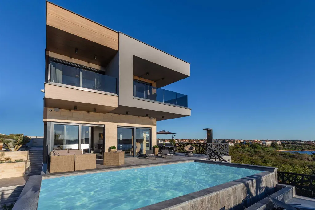 Modern 5-Bedroom Villa with Pool in Medulin