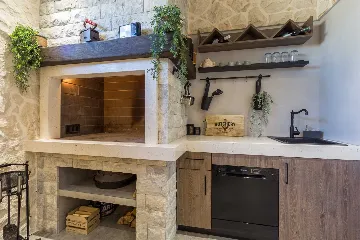 Modern 5-Bedroom Villa with Pool in Medulin