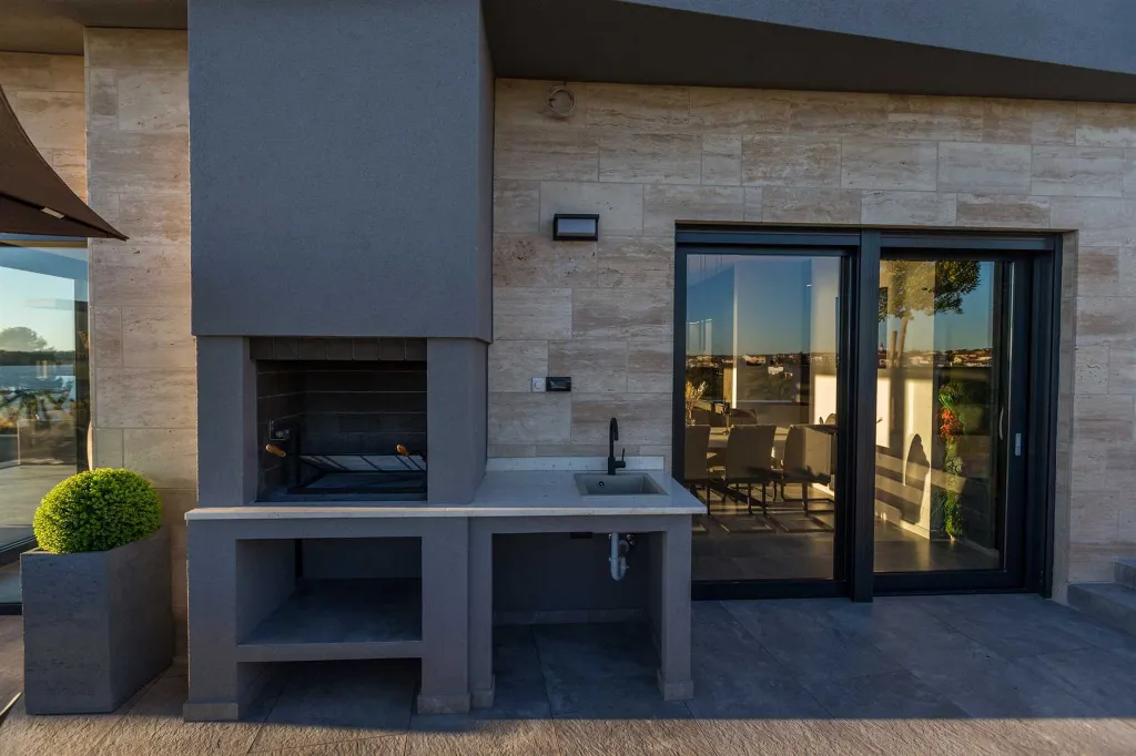 Modern 5-Bedroom Villa with Pool in Medulin