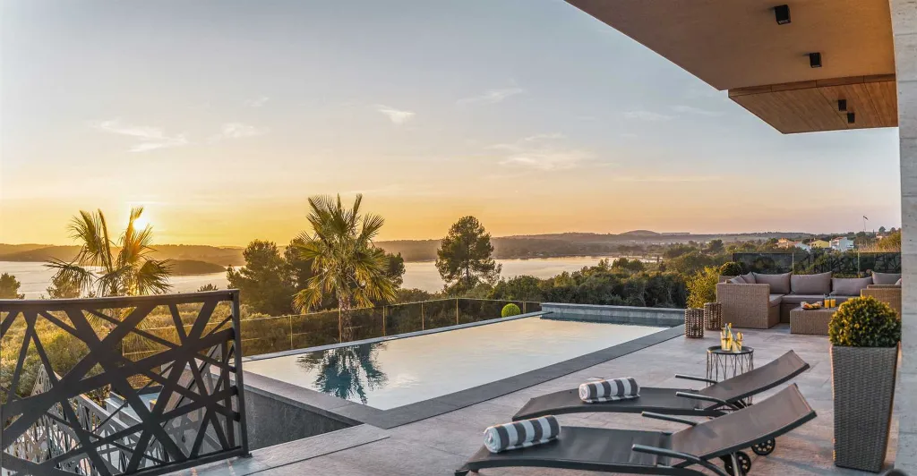 Modern 5-Bedroom Villa with Pool in Medulin