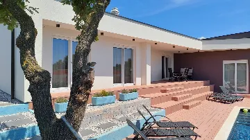 Contemporary Family Villa with Pool in Pula