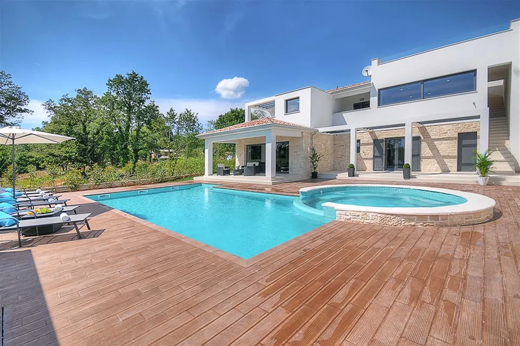 Modern Family Villa with Pool in Višnjan