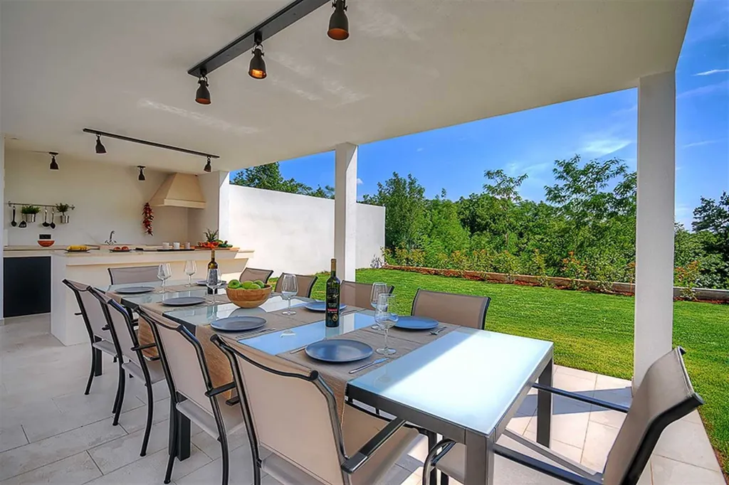 Modern Family Villa with Pool in Višnjan