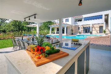 Modern Family Villa with Pool in Višnjan