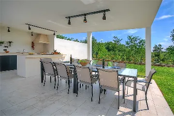 Modern Family Villa with Pool in Višnjan