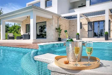 Modern Family Villa with Pool in Višnjan