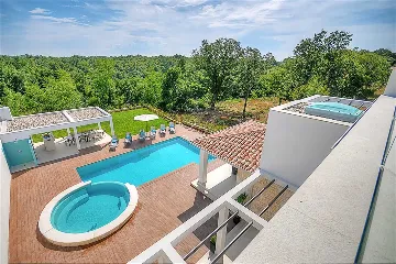 Modern Family Villa with Pool in Višnjan