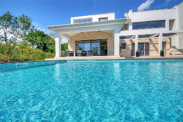 Modern Family Villa with Pool in Višnjan