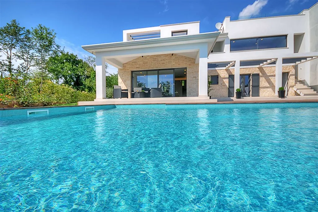 Modern Family Villa with Pool in Višnjan