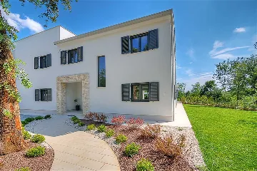 Modern Family Villa with Pool in Višnjan