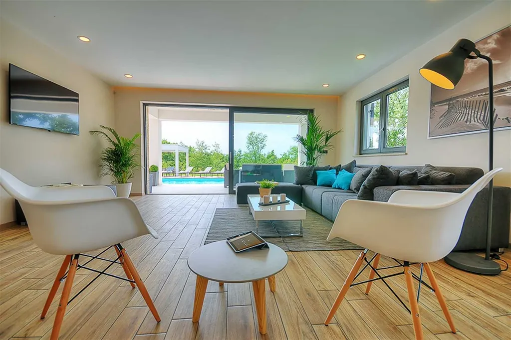 Modern Family Villa with Pool in Višnjan