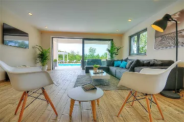 Modern Family Villa with Pool in Višnjan