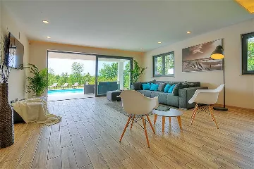 Modern Family Villa with Pool in Višnjan