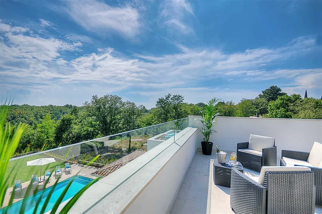 Modern Family Villa with Pool in Višnjan