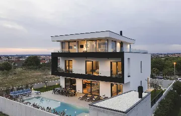 Modern 7-Bedroom Villa With Pool in Pula