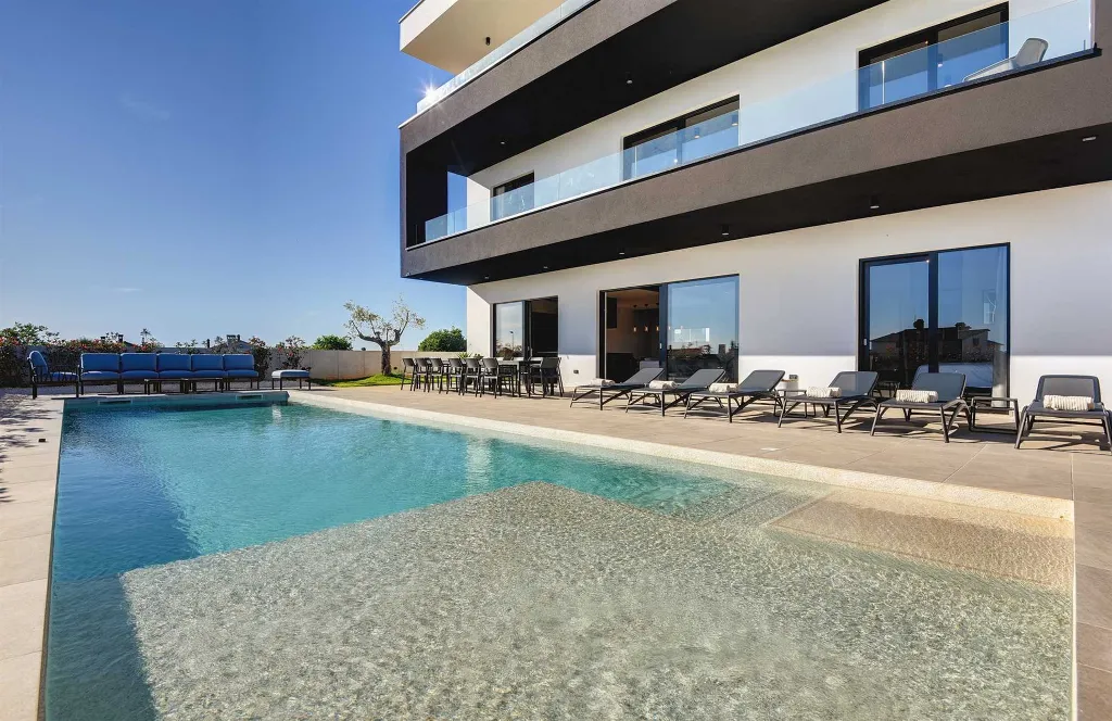 Modern 7-Bedroom Villa With Pool in Pula
