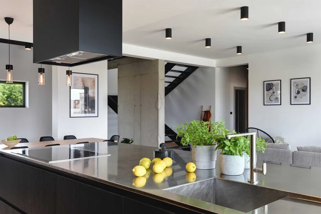 Modern 7-Bedroom Villa With Pool in Pula